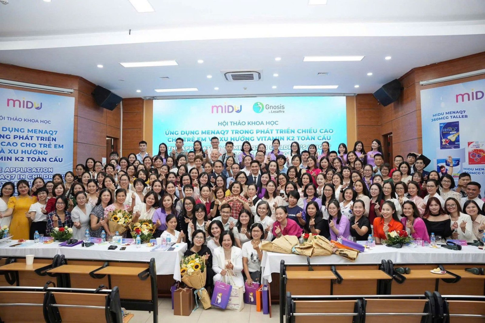 Ảnh tập thể đại biểu tại Hội thảo khoa học Ứng dụng MenaQ7 trong phát triển chiều cao cho trẻ em, Đại học Y Hà Nội, 19/10/2025