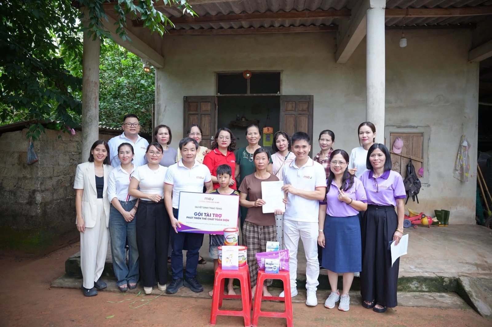Đoàn chương trình Kéo & Đẩy trao Gói tài trợ Phát triển thể chất toàn diện cho một bạn nhỏ tại Quảng Trị