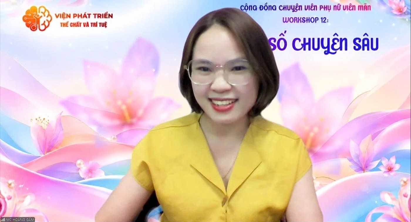 Hoàng Gấm dẫn chương trình buổi sinh hoạt Cộng đồng Chuyên viên Phụ nữ Viên mãn qua Zoom