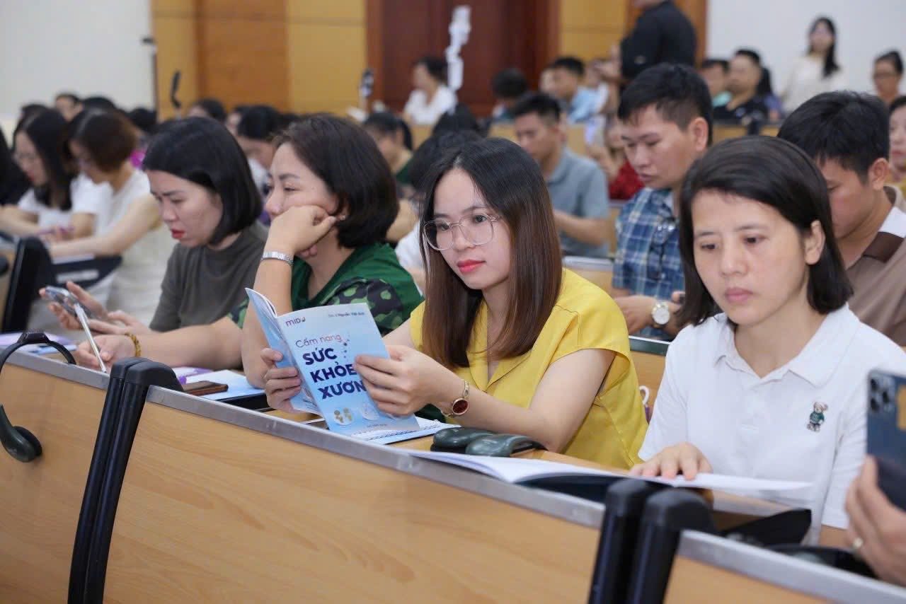 Ngồi nghe trình bày dữ liệu nghiên cứu tại hội thảo
