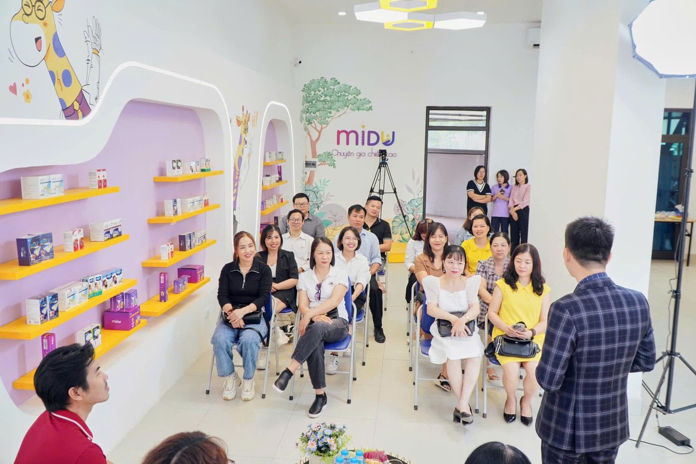 Một buổi học tại văn phòng Midu