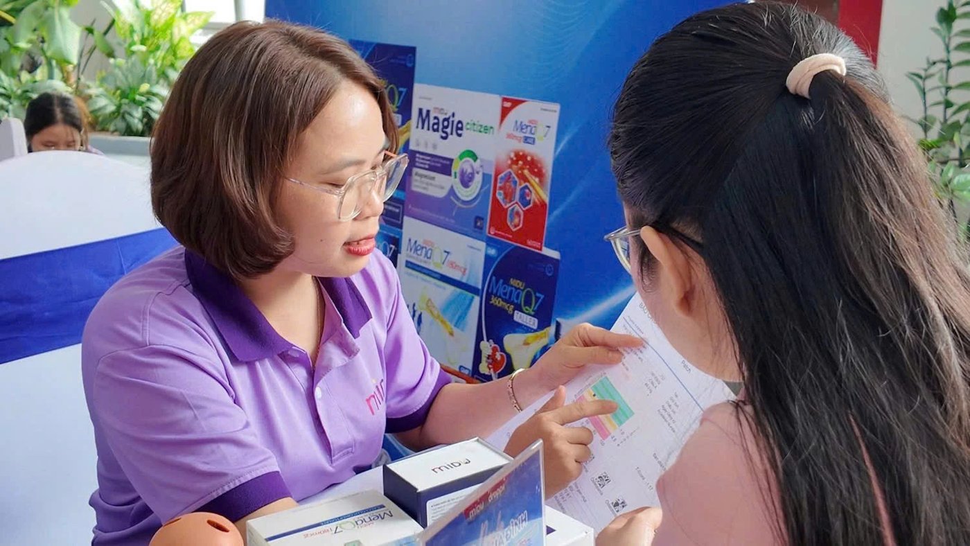 Hoàng Gấm tư vấn trực tiếp, giải thích bản phân tích cho phụ huynh