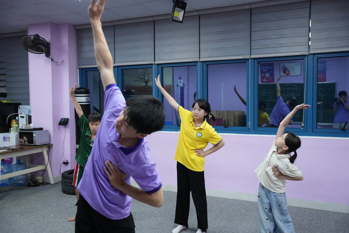 Huấn luyện viên Midu hướng dẫn các bạn nhỏ tập Vận động gốc